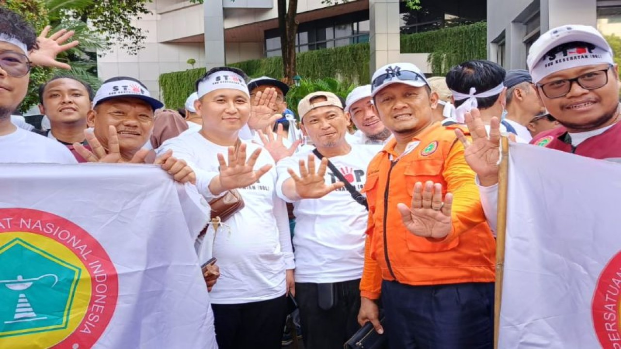 Iluetrasi - Tenaga kesehatan (Nakes) dari berbagai daerah di Indonesia menggelar aksi damai untuk menolak Rancangan Undang Undang (RUU) Kesehatan, di Bandarlampung, Senin, (8/5/2023). (ANTARA/Dian Hadiyatna)