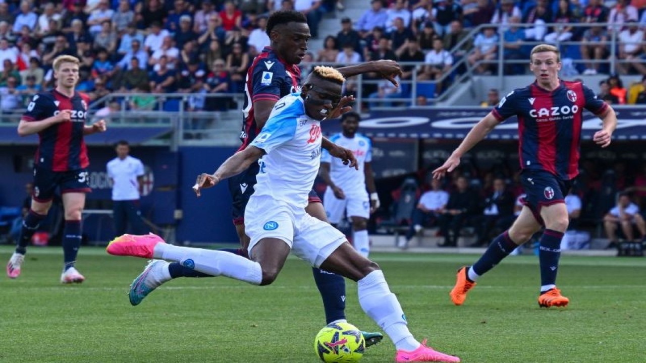 Penyerang Napoli Victor Osimhen sesaat sebelum mencetak gol kedua dalam pertandingan Liga Italia lawan Bologna di Renato-Dall'Ara stadium pada 28 Mei 2023. ANTARA/AFP/VINCENZO PINTO