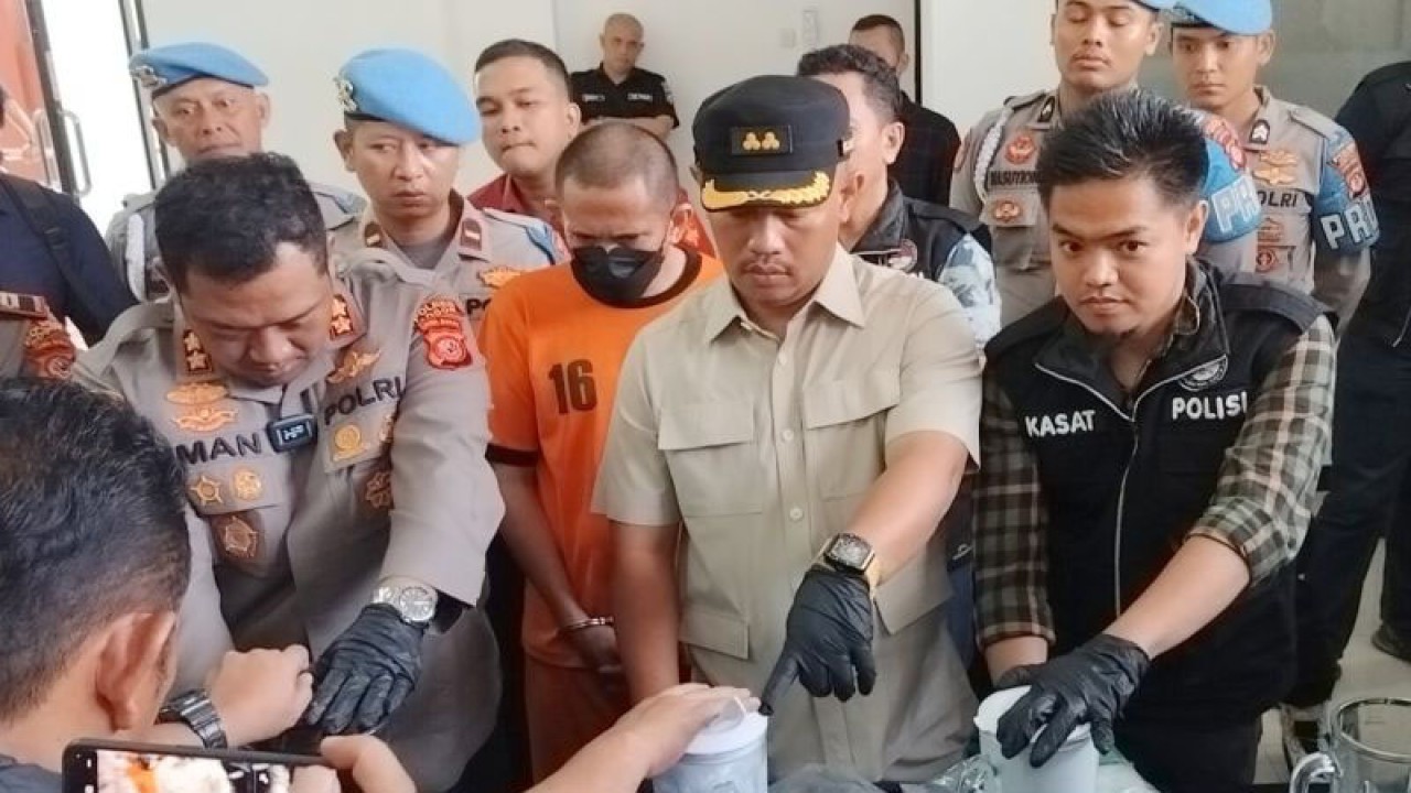 Pemusnahan barang bukti narkoba jenis sabu seberat 5,3 kilogram dan ekstasi 5.000 butir di Mapolres, Cibinong, Kabupaten Bogor, Jawa Barat, Sabtu (6/5/2023). (ANTARA/M Fikri Setiawan)