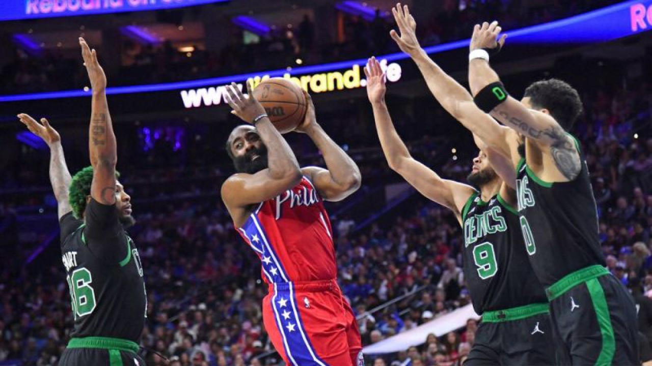 Pebasket Philadelphia 76ers James Harden (1) menguasai bola dengan dikepung tiga pebasket Boston Celtics Marcus Smart (36), Derrick White (9), dan forward Jayson Tatum (0) pada pertandingan playoff NBA di Wells Fargo Center, Philadelphia, Pennsylvania, AS (6/5/2023). Boston Celtics mengalahkan Philadelphia 76ers dengan skor 121-87. ANTARA FOTO/Eric Hartline-USA TODAY Sports via Reuters/tom.