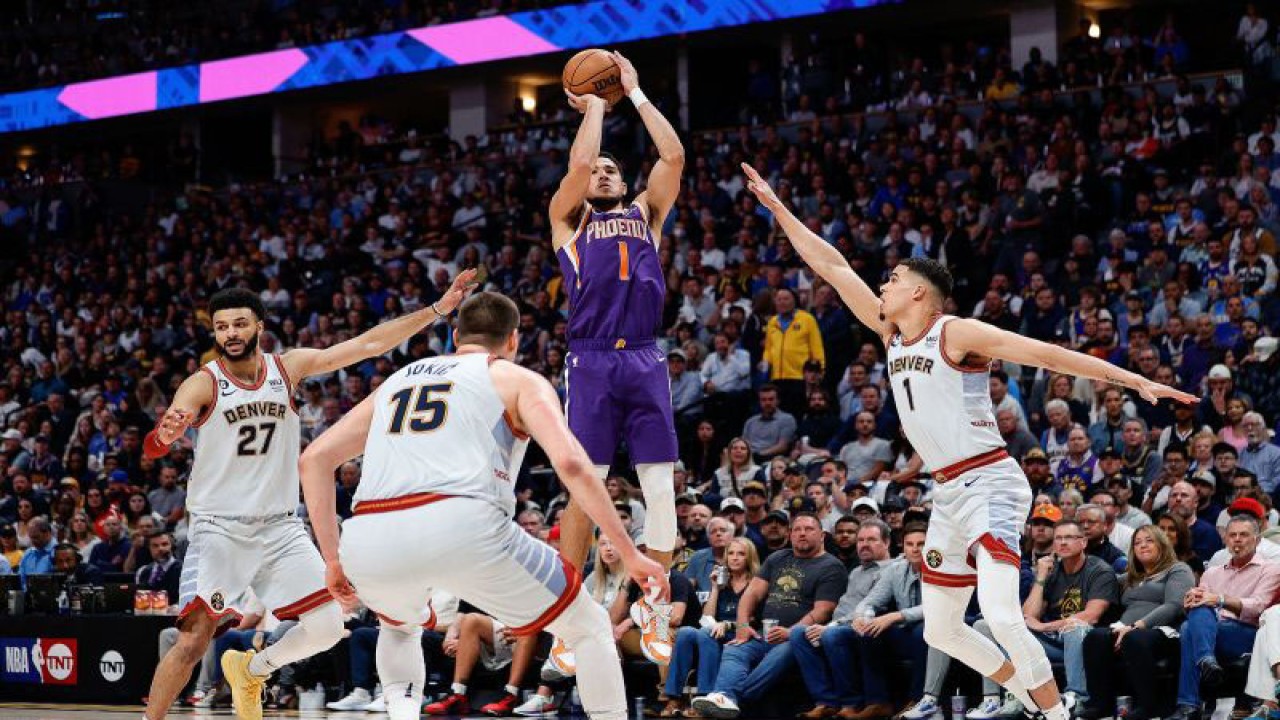 Pebola basket Phoenix Suns Devin Booker melakukan shot saat melawan Denver Nuggets dalam gim kelima semifinal wilayah barat Playoff NBA di Ball Arena, Denver, Colorado, AS, Selasa (9/5/2023). ANTARA FOTO/ REUTERS/Isaiah J. Downing-USA TODAY Sports/foc.