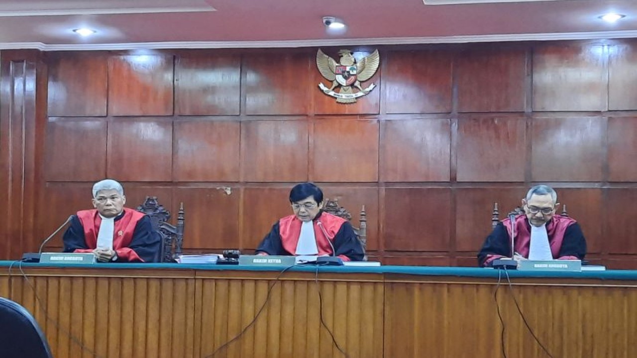 Hakim Ketua Pengadilan Tinggi DKI Jakarta Nelson Pasaribu (tengah) membacakan amar putusan banding Hendra Kurniawan di PT DKI Jakarta, Rabu (10/5/2023). (ANTARA/Fath Putra Mulya)