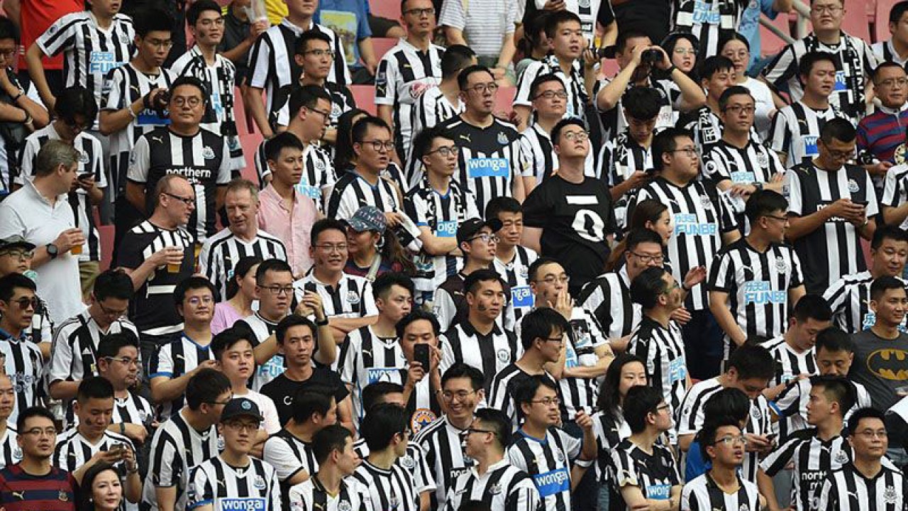 Arsip - Para pendukung Newcastle United dalam sebuah pertandingan pemanasan di Hongkou Stadium di Shanghai (20/7/2019). ANTARA/AFP/Hector Retamal/aa.