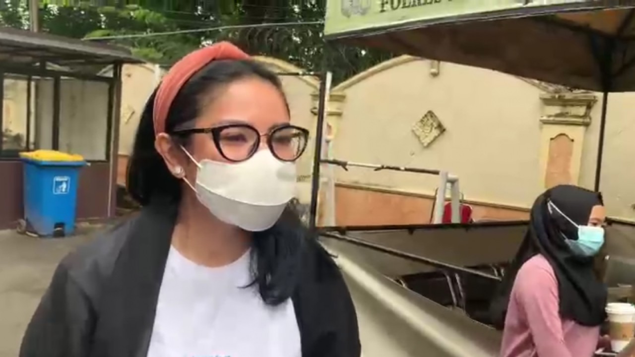 Penyanyi Nindy Ayunda usai menjalani pemeriksaan terkait kasus kepemilikan senjata api suaminya, Askara P. Harsono, di Mapolres Metro Jakarta Barat, Jakarta, Rabu (27/1/2021). (ANTARA/Devi Nindy)