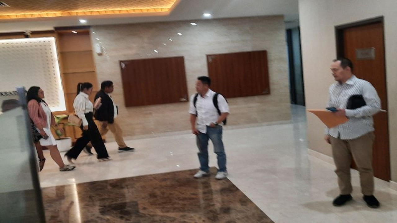 Penyanyi Nindy Ayunda penuhi panggilan penyidik Dittipidum Bareskrim Polri diperiksa sebagai saksi kasus penyembunyian Dito Mahendra, Jumat (26/5/2023). (ANTARA/Laily Rahmawaty)