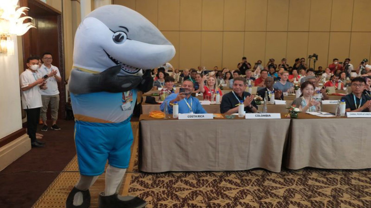 Arsip - Perwakilan National Olympic Committee (NOC) dari 69 negara menyaksikan peluncuran maskot berbentuk "blacktip shark" atau hiu sirip hitam saat acara Chef de Mission (CdM) Meeting 2nd ANOC World Beach Games (AWBG) Bali 2023 di Nusa Dua, Badung, Bali, Sabtu (29/4/2023). . ANTARA FOTO/Nyoman Hendra Wibowo/pras.