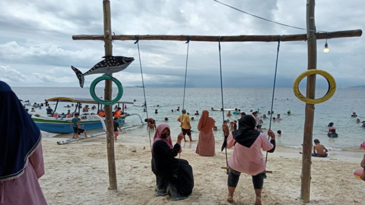 Warga saat berkunjung di salah satu pantai di wilayah Kabupaten Lombok Barat, NTB (FOTO ANTARA/Akhyar)