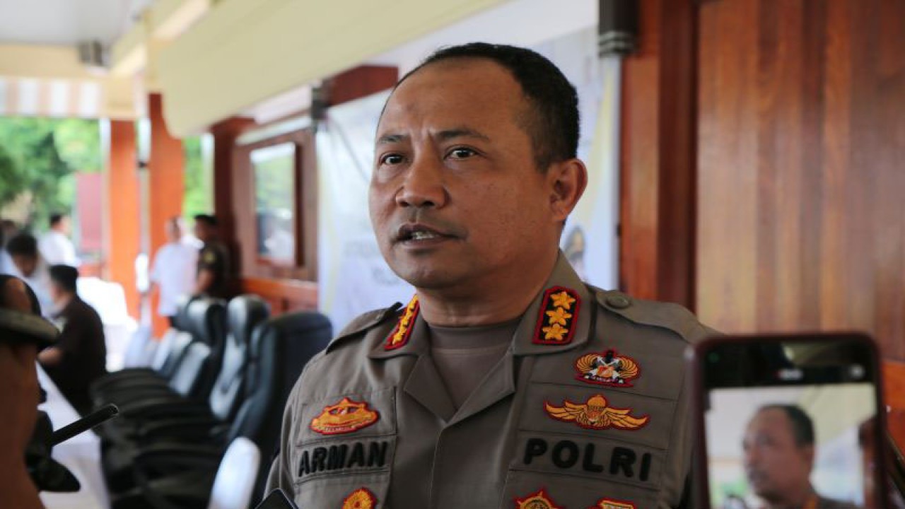 Kepala Bidhumas Polda NTB Kombes Pol. Arman Asmara Syarifuddin. (ANTARA/Dhimas B.P.)