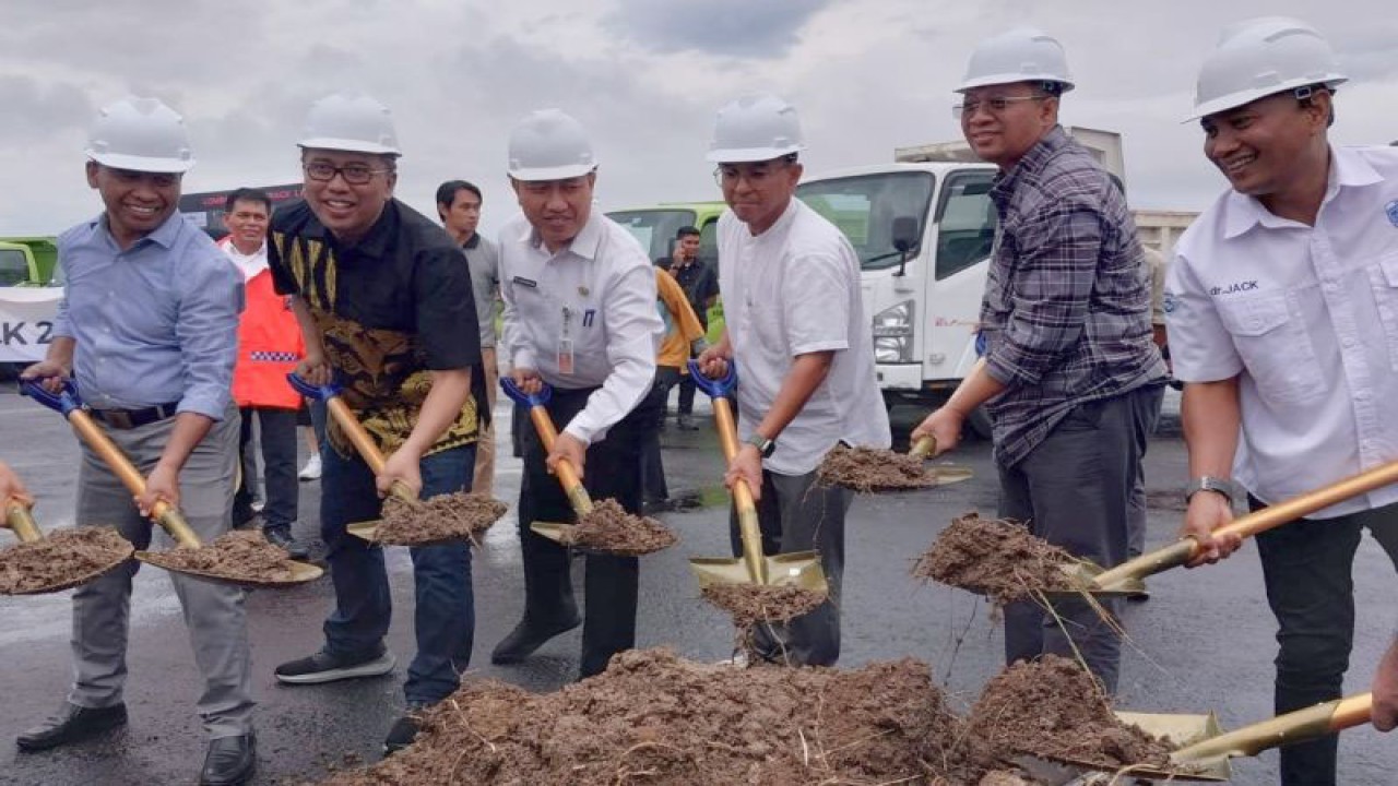 Gubernur Nusa Tenggara Barat (NTB) Zulkieflimansyah (kedua kanan) saat peletakan batu pertama pembangunan lintasan sirkuit MXGP di Eks Bandara Selaparang, Kota Mataram, Selasa (9/5/2023). ANTARA/Nur Imansyah