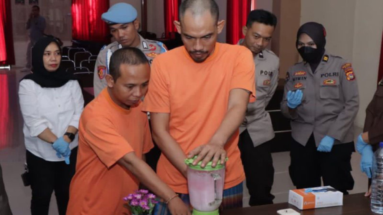 Kedua tersangka kasus narkotika memblender campuran sabu-sabu dengan cairan pembersih dalam kegiatan pemusnahan barang bukti sitaan kasus narkotika di Polresta Mataram, NTB, Selasa (16/5/2023). (ANTARA/HO-Polresta Mataram)