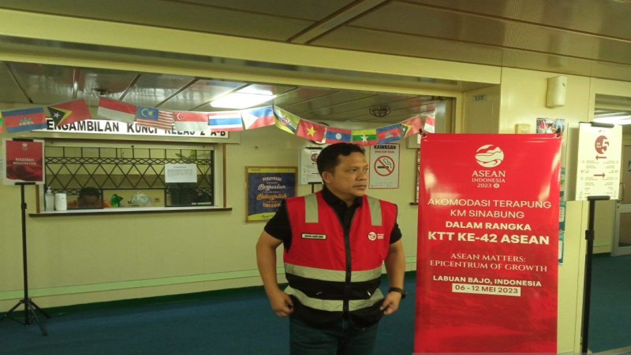 Direktur Usaha Angkutan Umum PT Pelayaran Nasional Indonesia Yahya Kuncoro di Pelabuhan Labuan Bajo, Nusa Tenggara Timur (NTT), Senin (7/5/2023). ANTARA/Muhammad Heriyanto