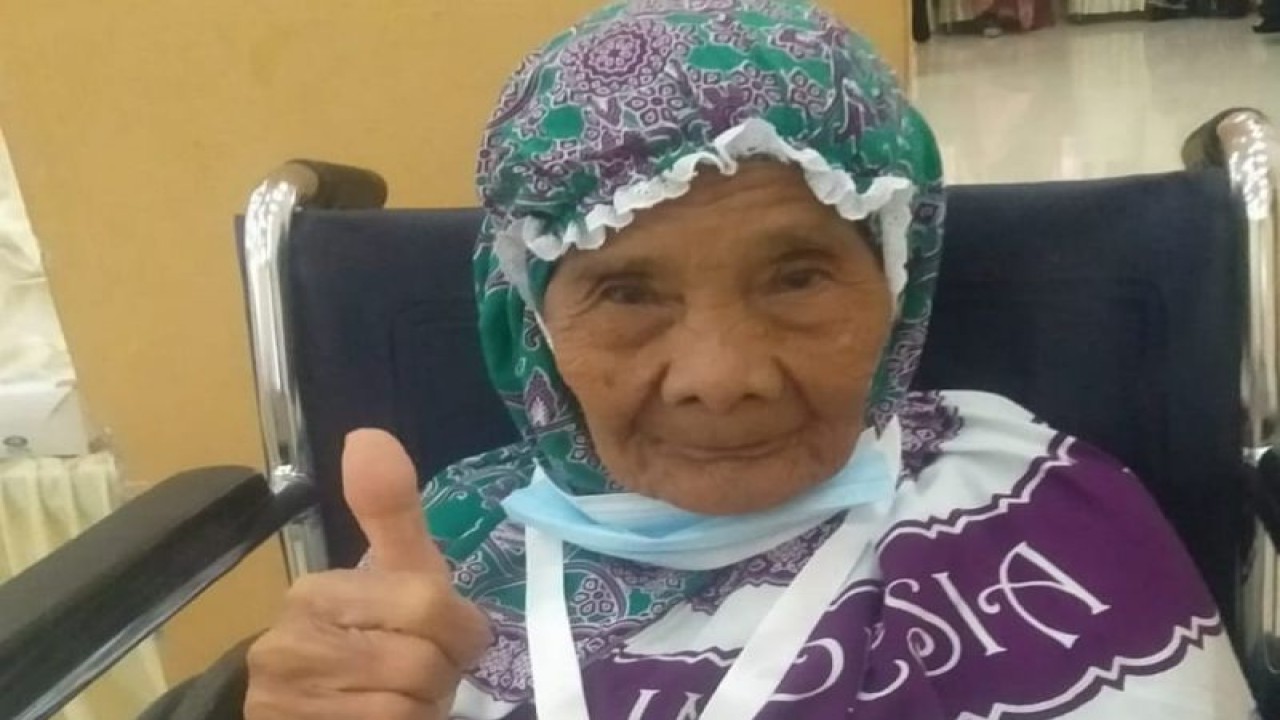 Nurhana Lubis (85) jamaah calon haji (JCH) kloter pertama dari Kabupaten Mandailing Natal (Madina). (ANTARA/HO-Istimewa).
