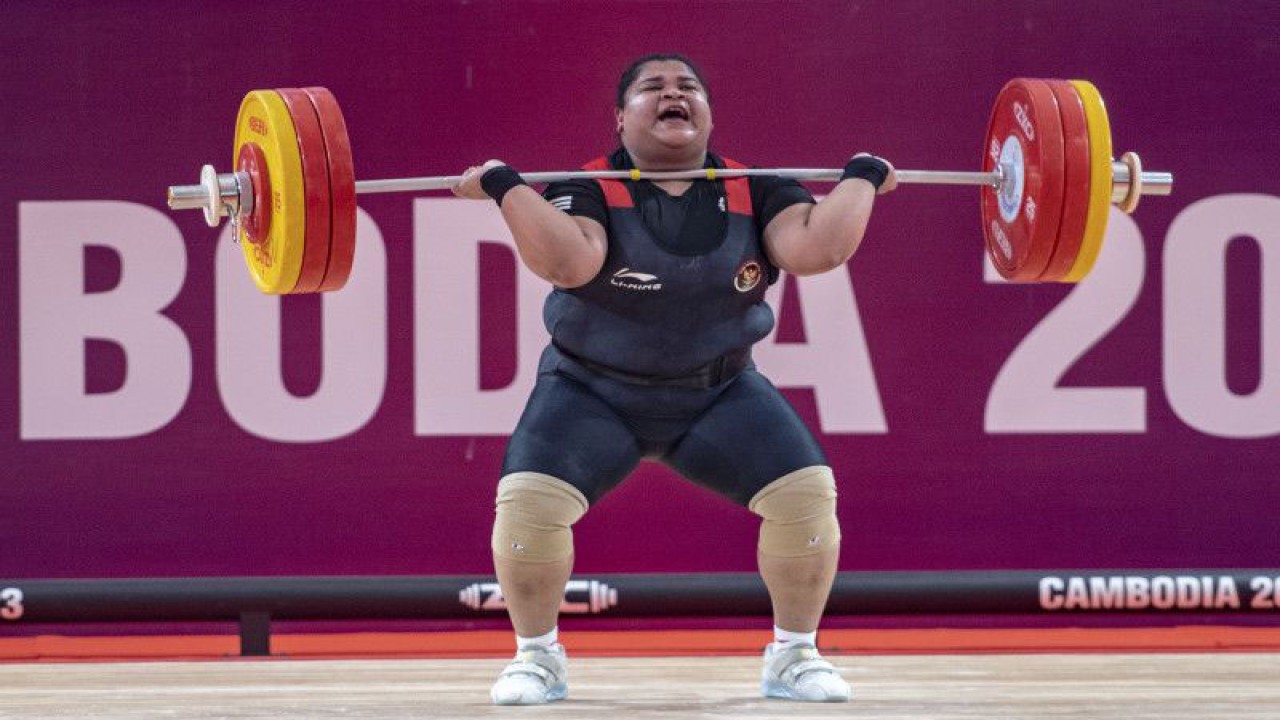 Lifter putri Indonesia putri Indonesia Nurul Akmal melakukan angkatan clean and jerk pada pertandingan angkat besi +71 kg putri SEA Games 2023 di Taekwondo Hall, Olympic Complex, Phnom Penh, Kamboja, Selasa (16/5/2023). ANTARA FOTO/Muhammad Adimaja/nym