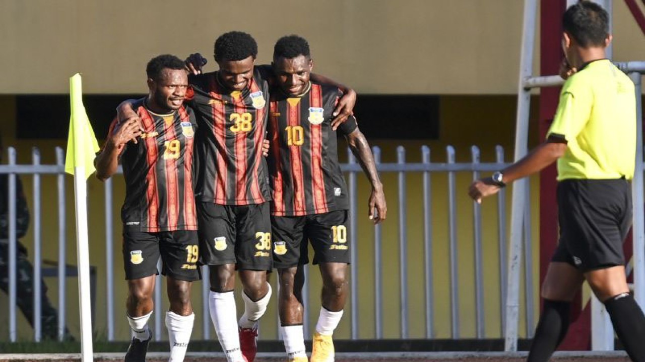 Pesepak bola Papua I Nyoman Nikson Ansanay (tengah) bersama rekan satu timnya meluapkan kegembiraannya usai mencetak gol ke gawang tim Kalimantan Timur saat pertandingan Semi Final Sepak Bola putra PON Papua di Stadion Mandala, Kota Jayapura, Papua, Selasa (12/10/2021). Papua berhasil mengalahkan Kalimantan Timur dengan skor 5-1. ANTARA FOTO/Nova Wahyudi/wsj