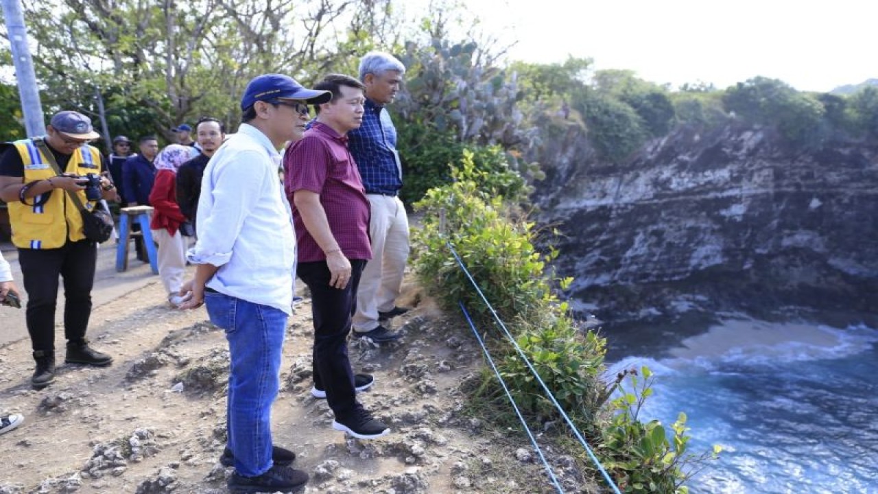 Bupati Klungkung I Nyoman Suwirta (baju merah) dan Perwakilan Kementerian PPN/Bappenas meninjau sejumlah infrastruktur pendukung dalam upaya menjadikan Nusa Penida menjadi Kawasan Strategis Pariwisata Nasional (KSPN) di Nusa Penida, Kabupaten Klungkung, Bali. ANTARA/HO-Humas dan Protokol Pemkab Klungkung