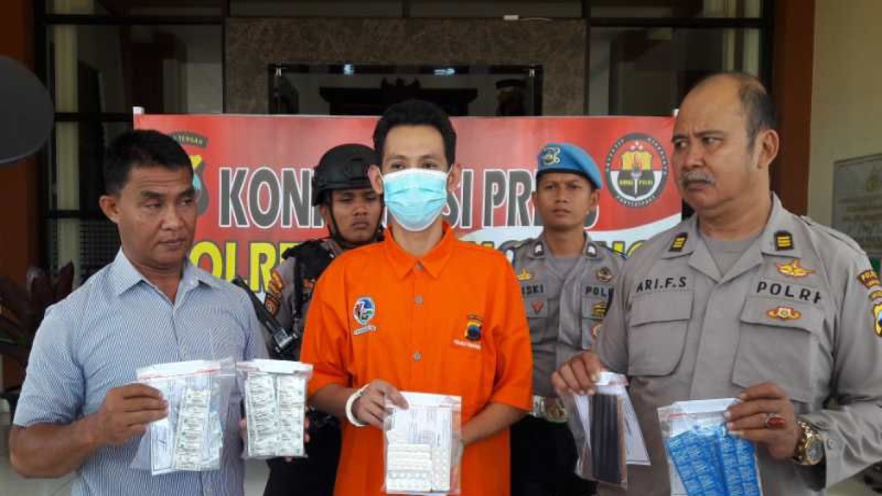 Polisi menunjukkan barang bukti obat terlarang. ANTARA/Heru Suyitno.