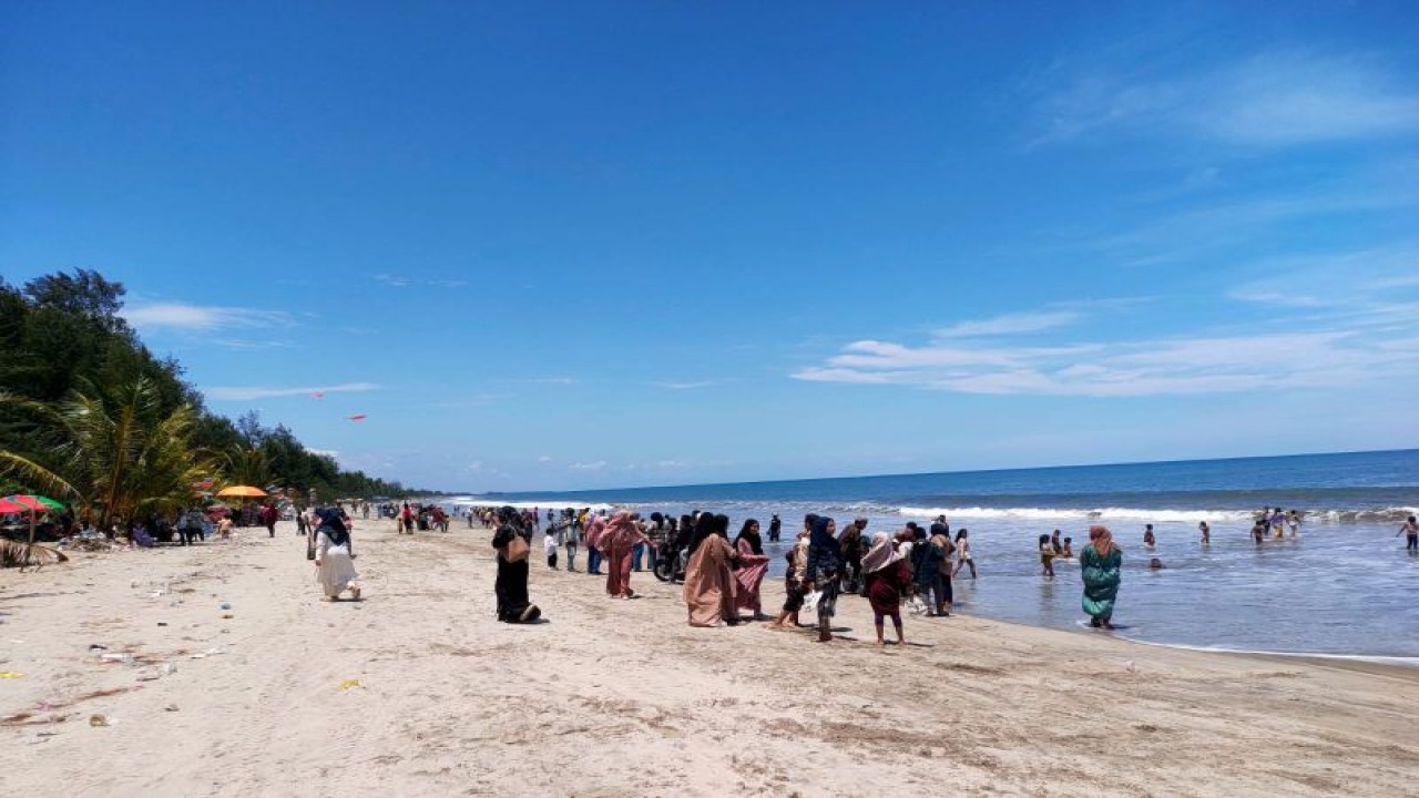 Salah satu objek wisata di Pasaman Barat Pantai Sikabau yang ramai dikunjungi oleh wisatawan selama libur Lebaran 2023.