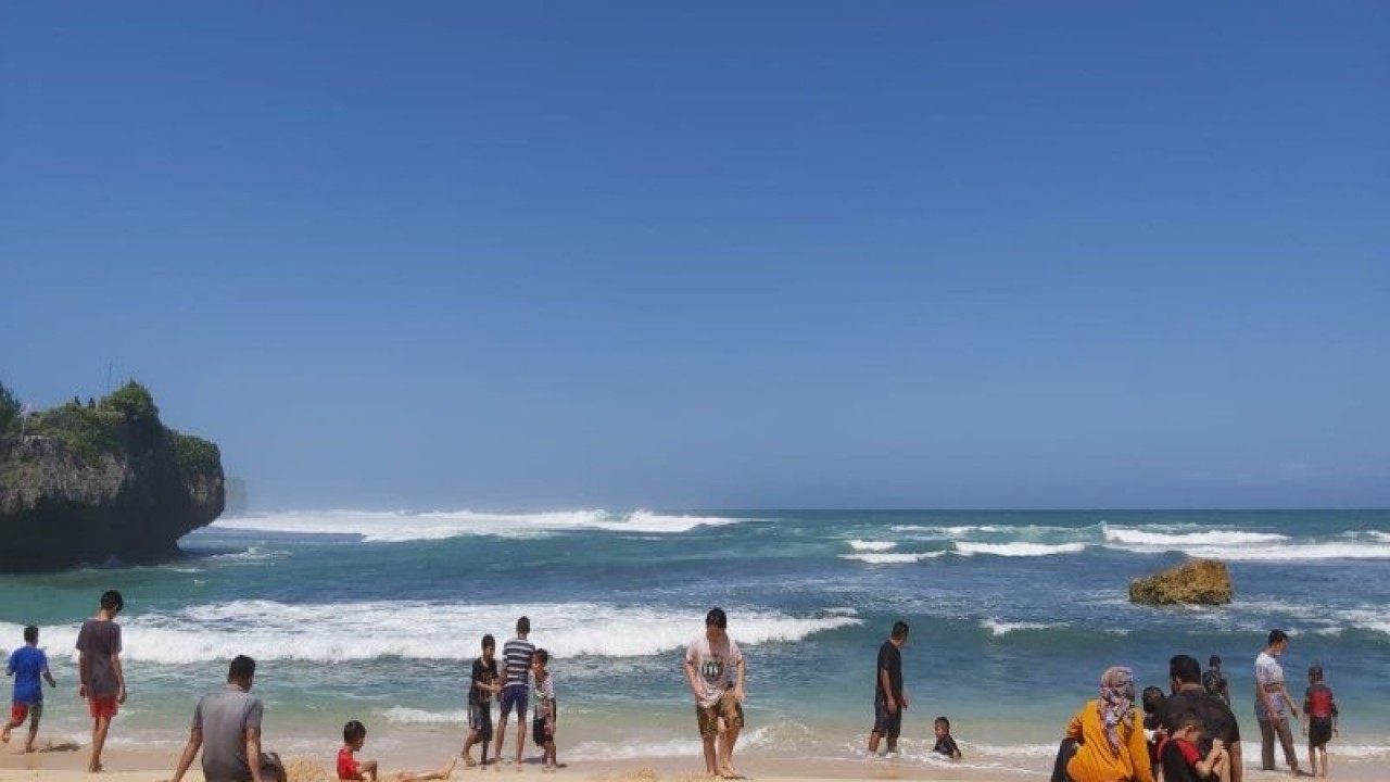 Objek wisata pantai di Gunungkidul. (ANTARA/HO-Sutarmi)