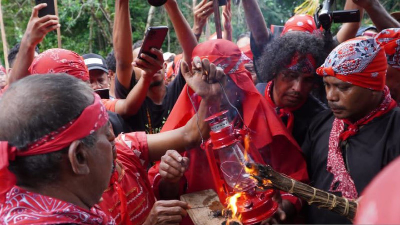Prosesi Lari Obor oleh masyarakat Pulau Saparua Maluku dalam memperingati Hari Pattimura ke-206 tahun. (ANTARA/HO-Onana)