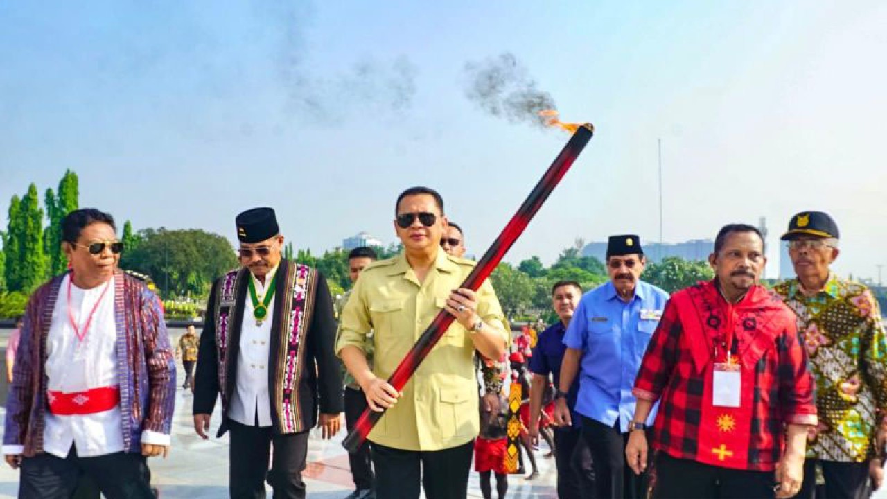 Ketua MPR RI Bambang Soesatyo usai menyalakan Obor Pattimura dalam upacara HUT ke-206 Pahlawan Nasional Pattimura di Taman Makam Pahlawan Kalibata, Jakarta, Rabu (17/5/23). (ANTARA/HO-Humas MPR RI)