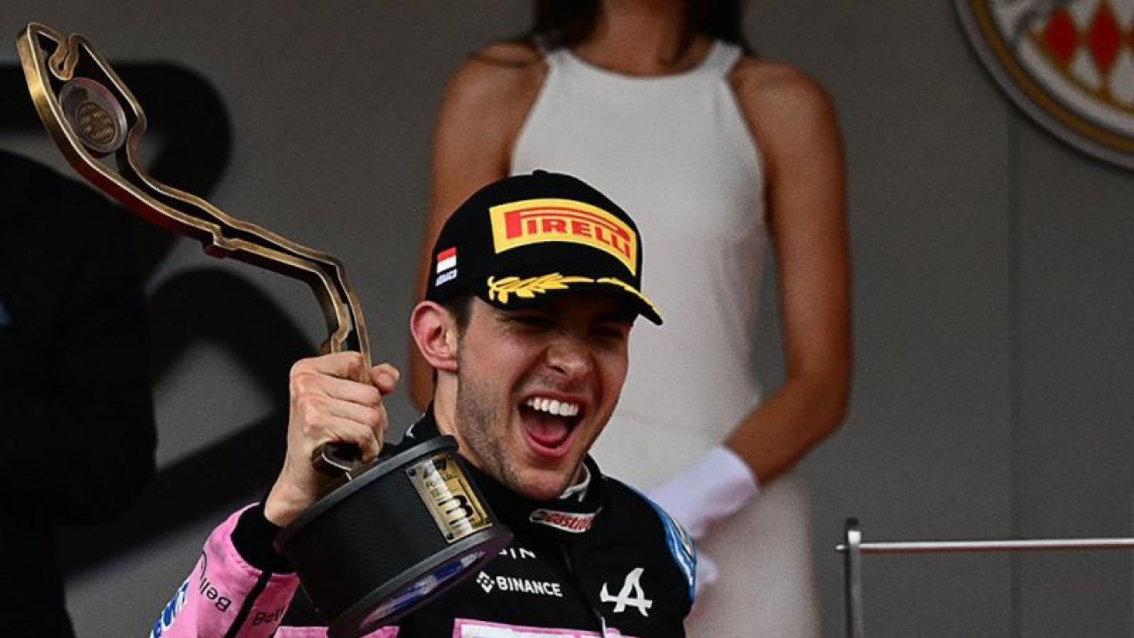 Pebalap Alpine Esteban Ocon merayakan podium setelah finis di urutan ketiga pada Grand Prix Monako, Minggu (28/5/2023). (ANTARA/AFP/JEFF PACHOUD)