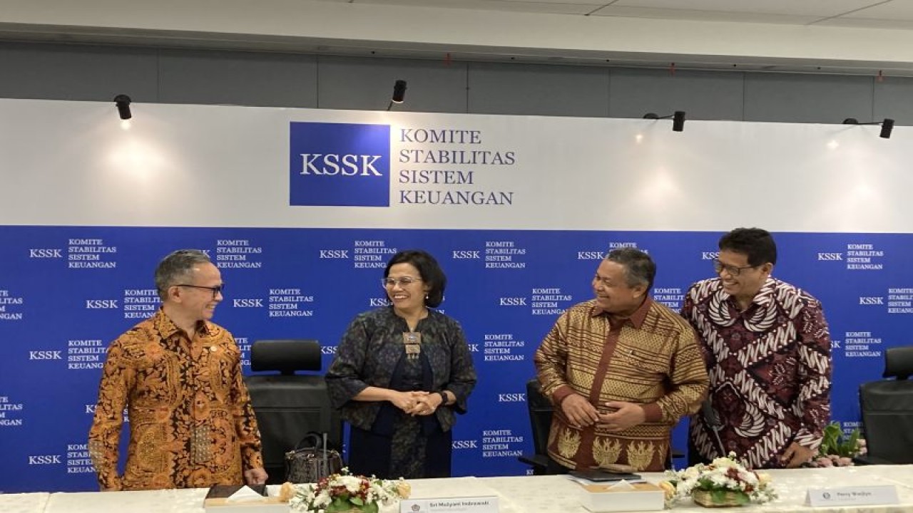 Ketua Dewan Komisioner Otoritas Jasa Keuangan (OJK) Mahendra Siregar (kiri), Menteri Keuangan Sri Mulyani (kedua dari kiri), Gubernur Bank Indoenesia (BI) Perry Warjiyo (kedua dari kanan), dan Ketua Dewan Komisioner Lembaga Penjamin Simpanan (LPS) Purbaya Yudhi Sadewa (kanan) saat konferensi pers Komite Stabilitas Sistem Keuangan (KSSK) di Jakarta, Senin (8/5/2023). (ANTARA/Imamatul Silfia)