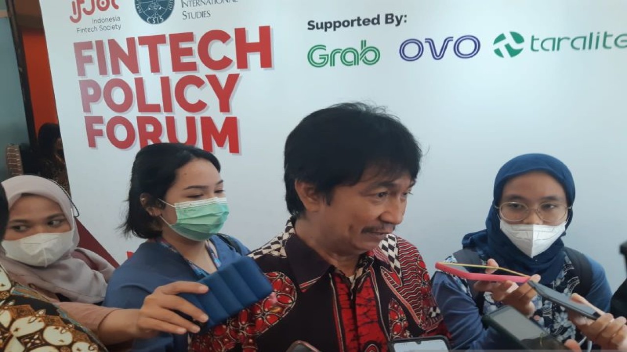 Direktur Pengawasan Financial Technology Otoritas Jasa Keuangan (OJK) Tris Yulianta saat memberikan keterangan kepada para awak media di Jakarta, Selasa (16/5/2023) (ANTARA/Bayu Saputra)