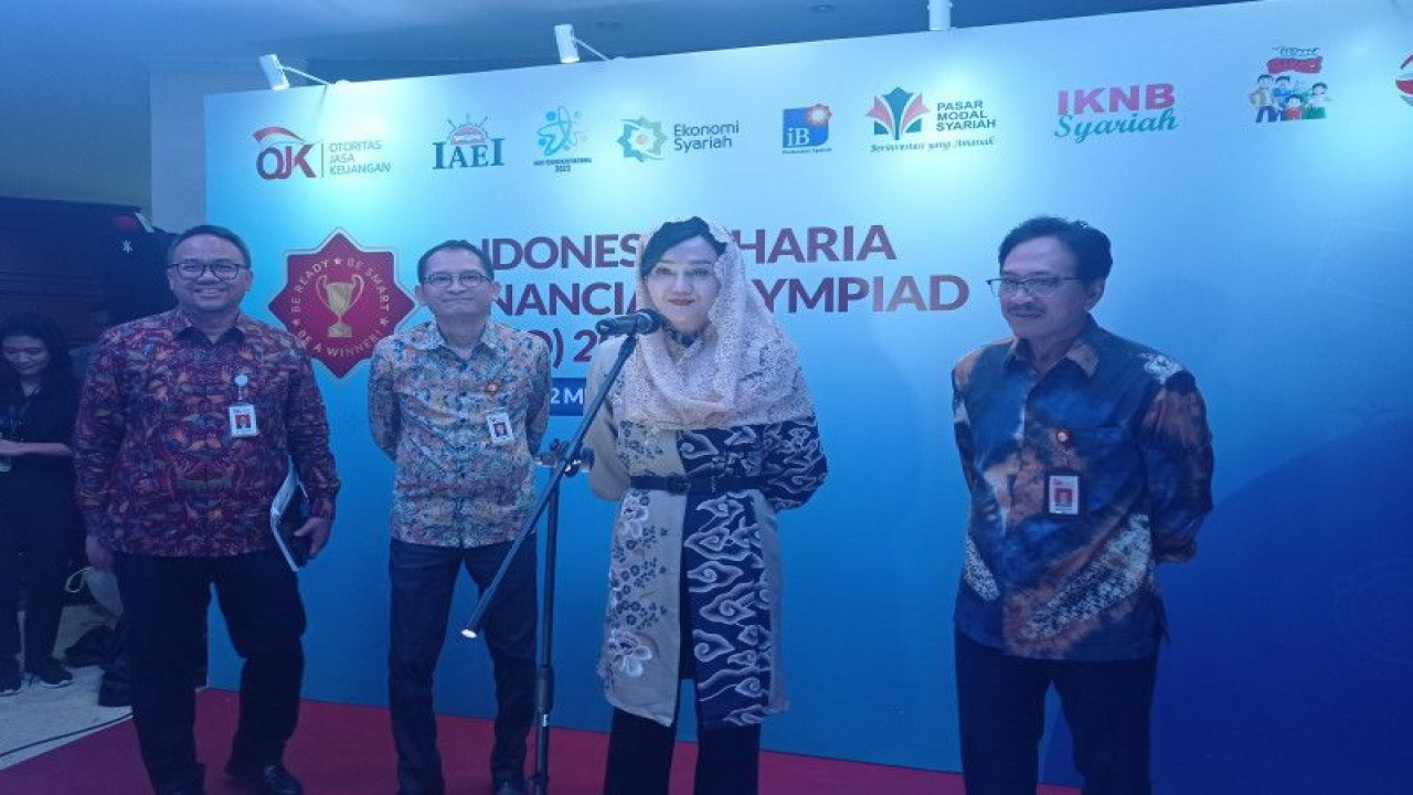 Kepala Eksekutif Pengawas Perilaku Usaha Jasa Keuangan, Edukasi, dan Perlindungan Konsumen OJK Friderica Widyasari (kedua dari kanan) dalam Indonesia Sharia Financial Olympiad (ISFO) di Gedung Dhanapala, Jakarta, Senin (22/5/2023). (ANTARA/Sanya Dinda)