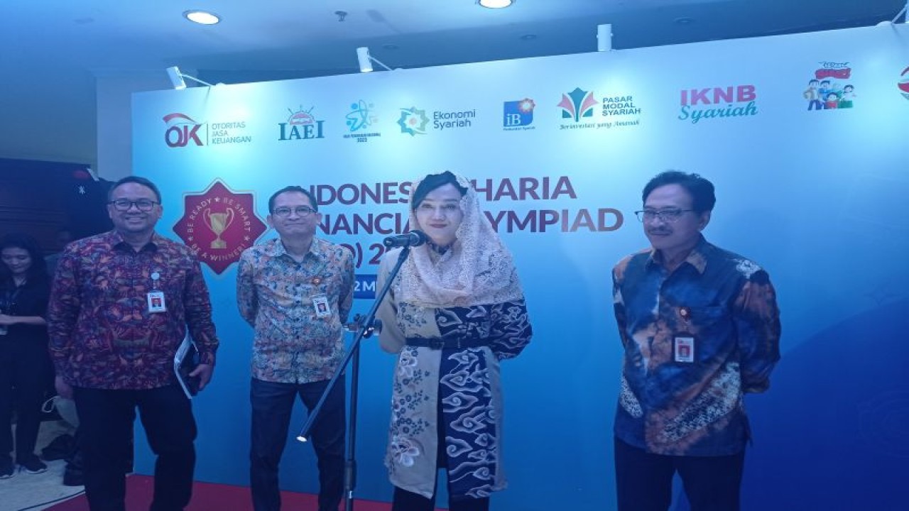 Kepala Eksekutif Pengawas Perilaku Usaha Jasa Keuangan, Edukasi, dan Perlindungan Konsumen Otoritas Jasa Keuangan (OJK) Friderica Widyasari Dewi (kedua dari kanan) usai ISFO di Gedung Dhanapala, Jakarta, Senin (22/5/2023). ANTARA/Sanya Dinda.