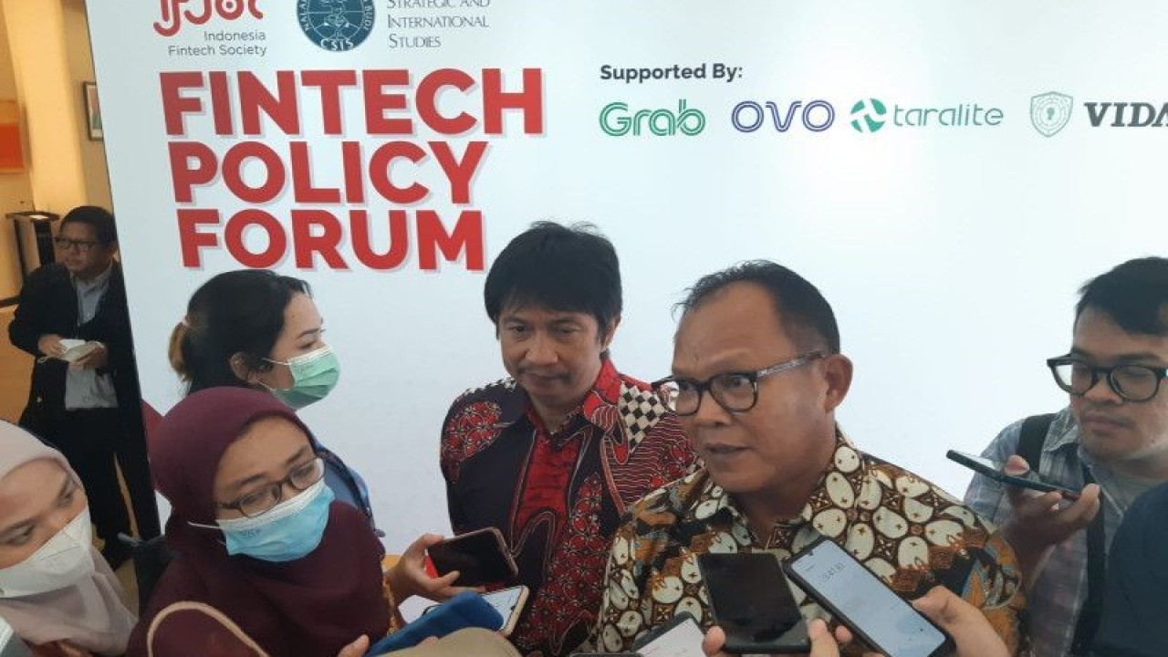 Deputi Komisioner Otoritas Jasa Keuangan (OJK) Bambang W Budiawan saat memberikan keterangan kepada awak media di Jakarta, Selasa (16/5/2023) (ANTARA/Bayu Saputra)