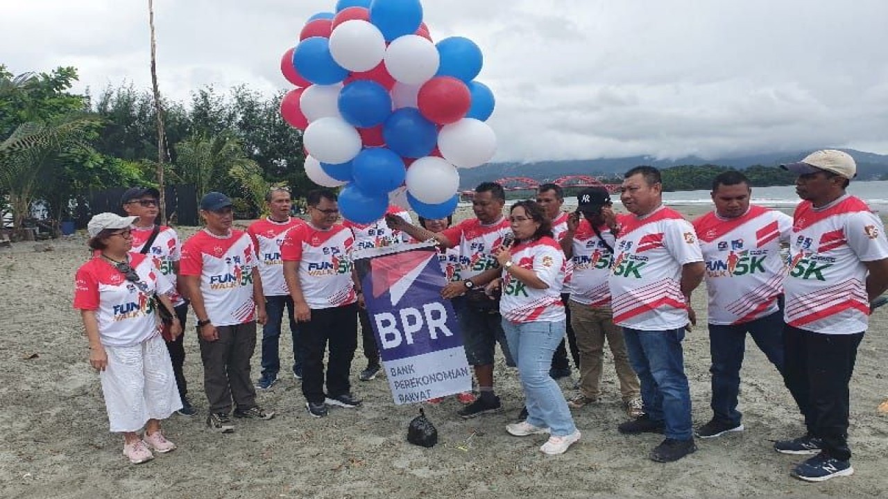 Kepala OJK Papua dan Papua Barat Muhammad Ikhsan Hutahaean dan Ketua  Bank Perkreditan Rakyat (Perbarindo) Papua-Maluku Verasisca Naiggolan melakukan pelepasan balon sebagai peresmian pergantian nama BPR di Kota Jayapura, Papua, Minggu (28/5/2023). (ANTARA/Qadri Pratiwi)