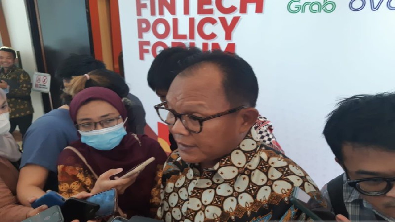 Deputi Komisioner Otoritas Jasa Keuangan (OJK) Bambang W Budiawan saat memberikan keterangan kepada awak media di Jakarta, Selasa (16/5/2023) ANTARA/Bayu Saputra.