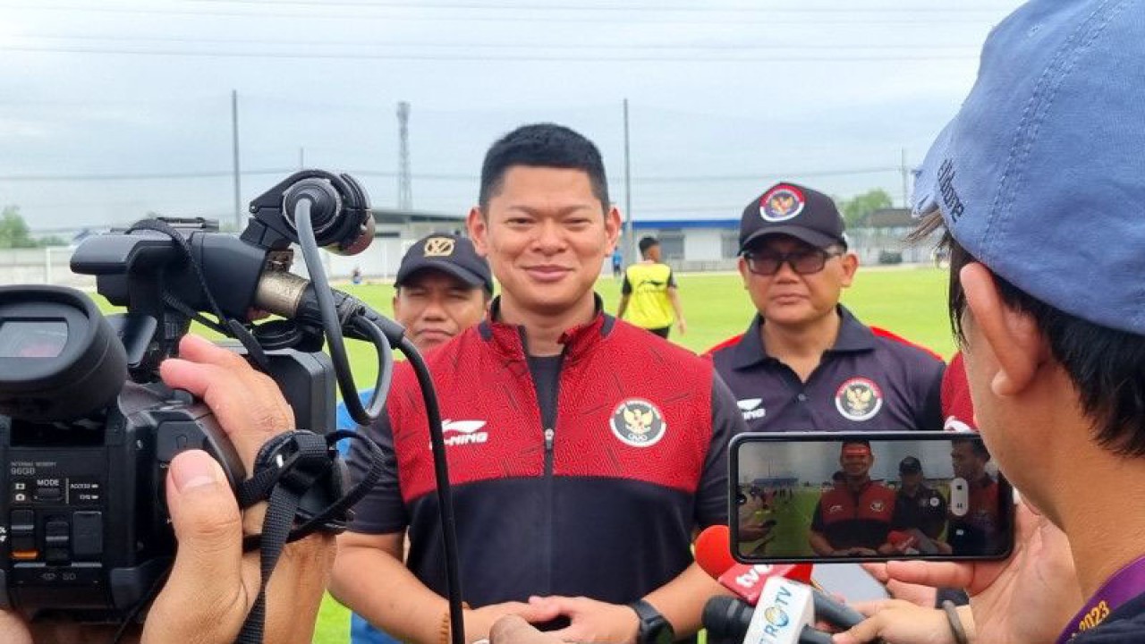 Ketua Komite Olimpiade Indonesia (KOI) Raja Sapta Oktohari memberi keterangan usai melihat latihan Timnas Indonesia di Lapangan The Dream Visakha Training Camp, Phnom Penh, Jumat (12/5/2023). (ANTARA/Bayu Kuncahyo)
