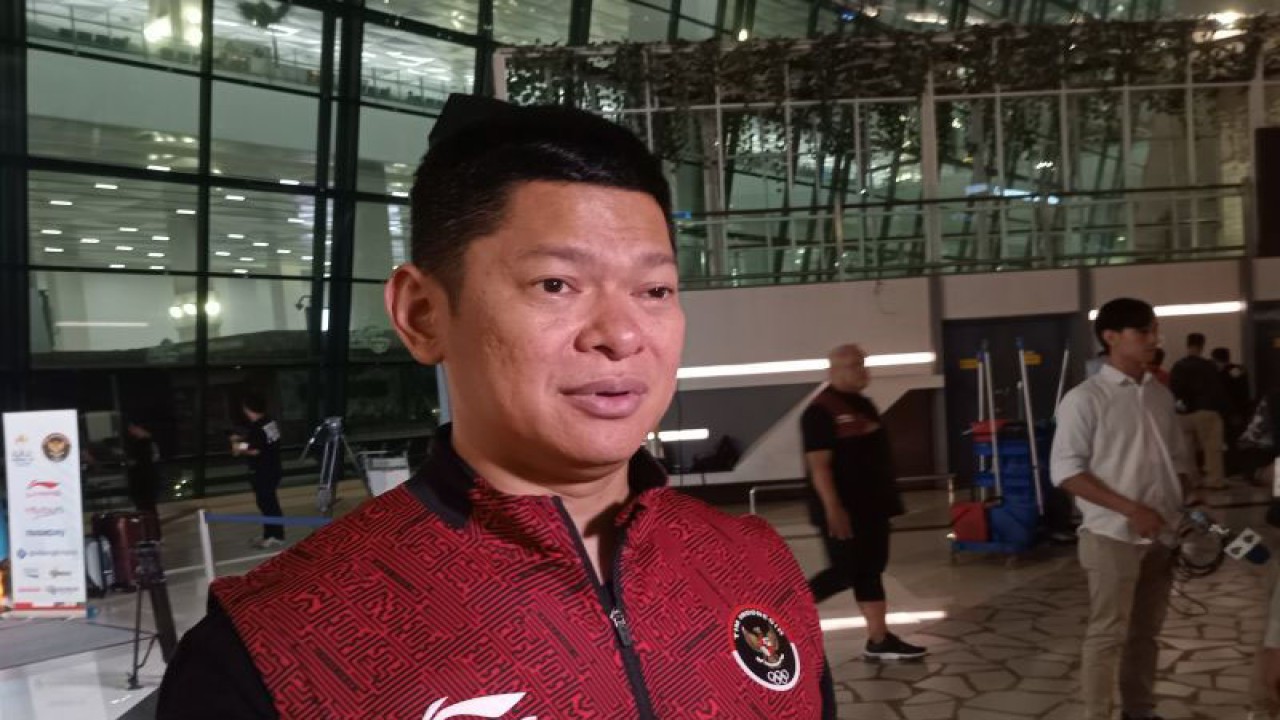 Ketua Umum Komite Olimpiade Indonesia Raja Sapta Oktohari menjawab pertanyaan pewarta setelah mengikuti upacara penyambutan atlet SEA Games di Bandara Soekarno-Hatta, Tangerang, Rabu (17/5/2023). (ANTARA/RAUF ADIPATI)