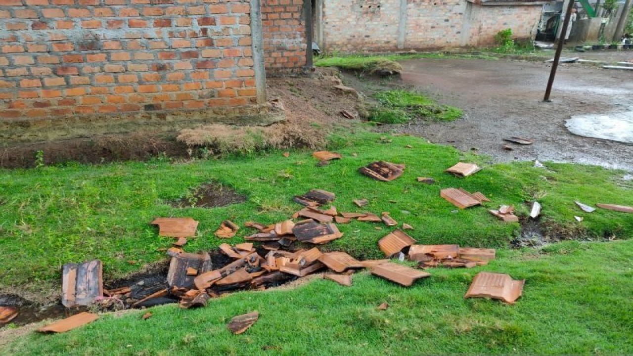 Genteng atap rumah warga di OKU Timur disapu angin kencang, Selasa. (ANTARA/Edo Purmana/23)