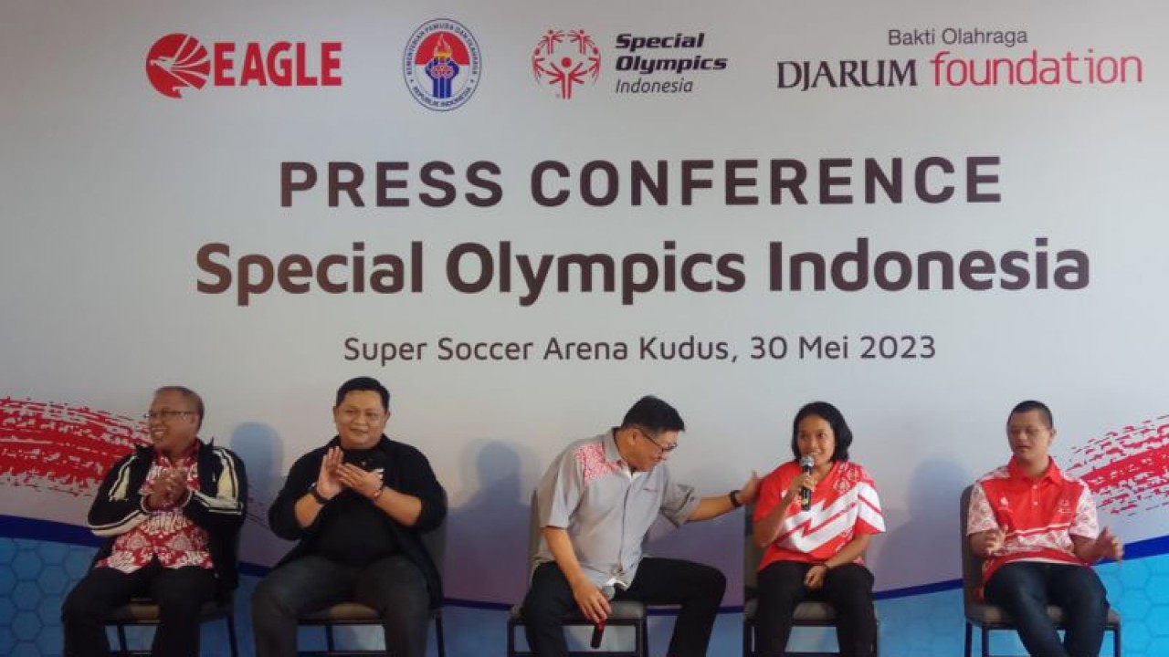 Program Director Bakti Olahraga Djarum Foundation Yoppy Rosimin tengah menyemangati salah satu atlet Tim Special Olympics Indonesia (SOIna) yang akan berlaga di ajang Special Olympics World Summer Games (SOWSG) di Berlin, Jerman, saat gelar press conference di Supersoccer Arena Rendeng, Kudus, Selasa (30/5/2023). (ANTARA/Akhmad Nazaruddin Lathif)