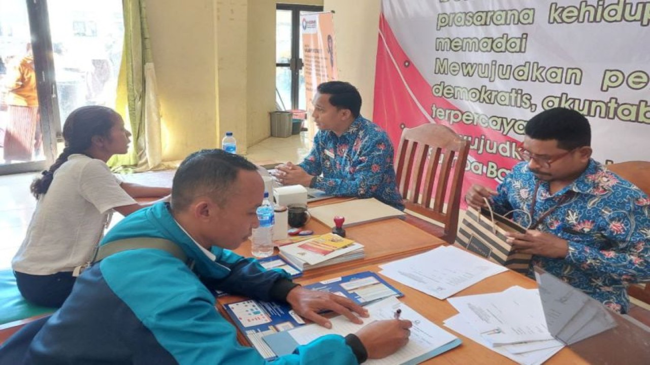 Tim Penerimaan dan Verifikasi Laporan (PVL) Ombudsman RI Provinsi NTT melayani warga yang berkonsultasi maupun mengadukan pelayanan publik di Kantor Dinas Kependudukan dan Pencatatan Sipil (Disdukcapil) Kabupaten Sumba Barat Daya. (ANTARA/HO-Humas Ombudsman RI Perwakilan Provinsi NTT)