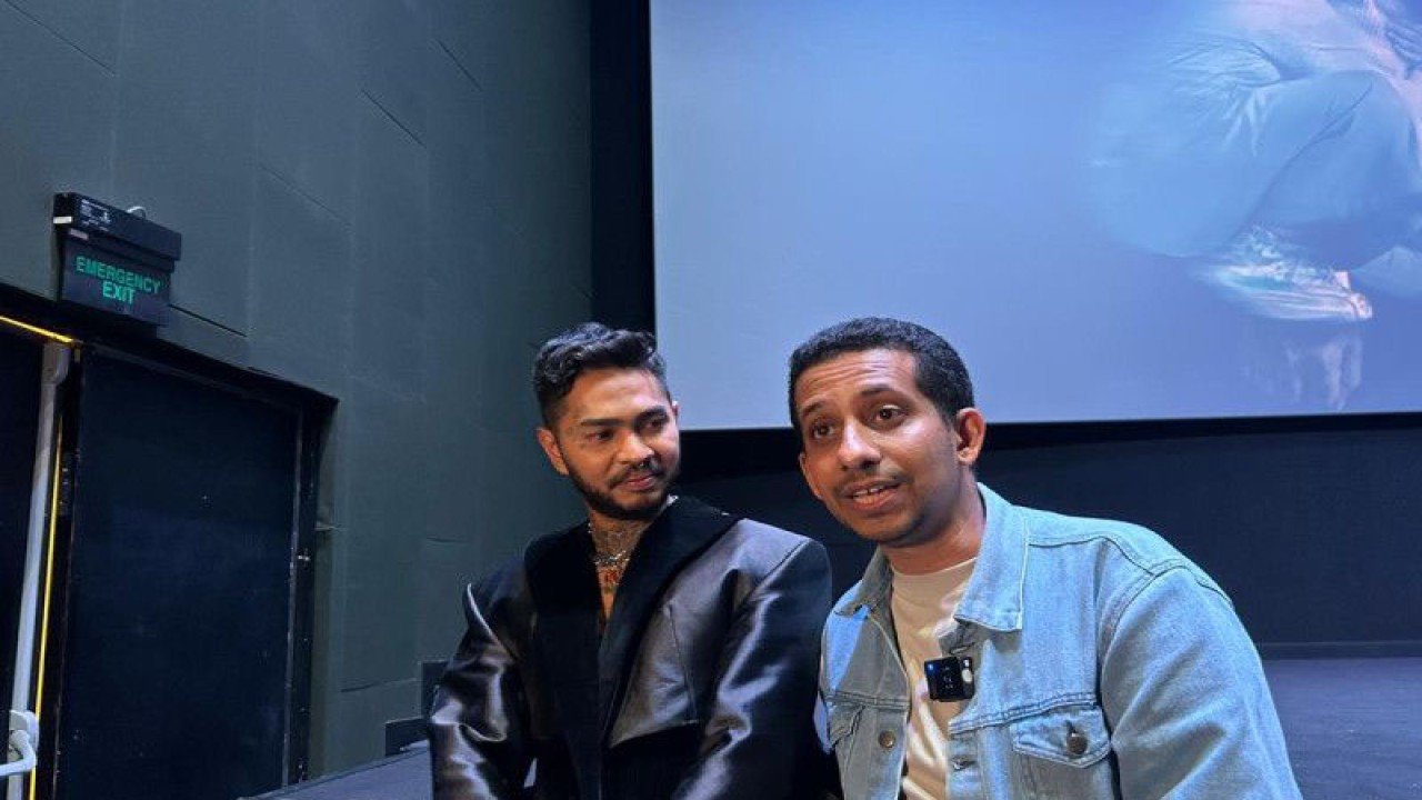 Onadio Leonardo dan Habib Jafar saat pemutaran perdana film "Hello Ghost" di Jakarta, Jumat (5/5/2023). (ANTARA/Vinny Shoffa Salma)