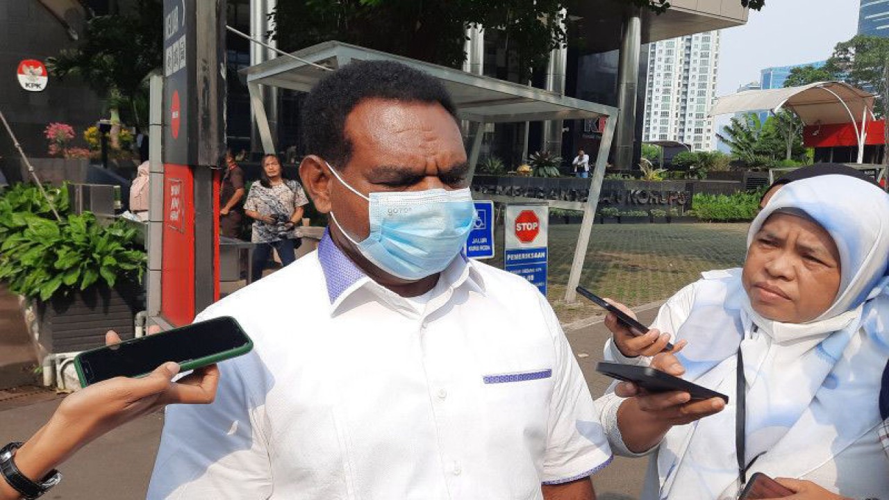 Kepala Dinas PUPR Provinsi Papua Gerius One Yoman usai diperiksa penyidik di Gedung Merah Putih KPK, Jakarta, Jumat (19/5/2023). (ANTARA/Fath Putra Mulya)