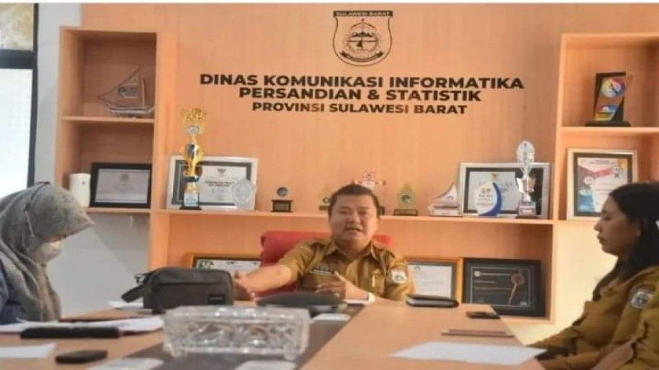 Kepala Dinas Komunikasi dan Informasi Provinsi Sulbar, Mustari Mula meminta pejabat OPD lingkup Pemprov Sulbar waspada oknum calon pejabat Gubernur Sulbar, Zudan Arif Fakrullah di Mamuju, Selasa (9/5/2023). ANTARA/ M Faisal Hanapi
