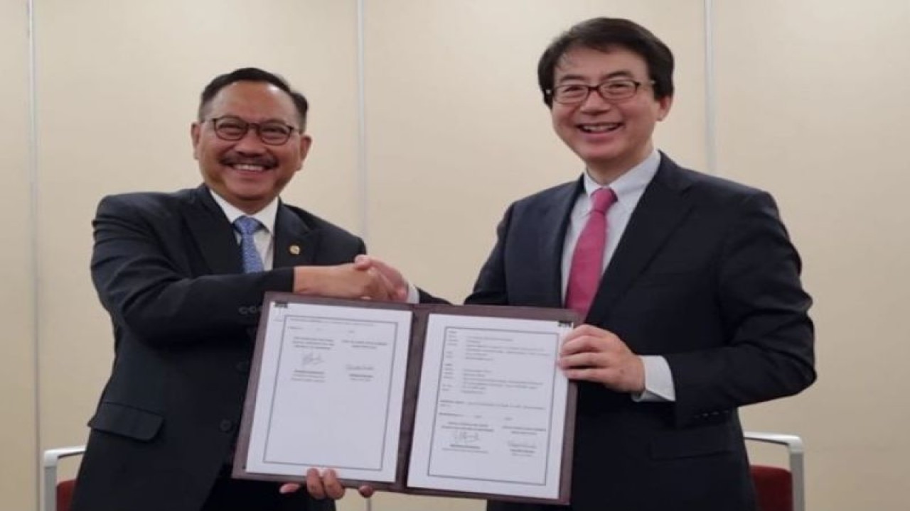 Kepala OIKN Bambang Susantono (kiri) dan Dean and CEO ADB Institute Tetsushi Sonobe menyepakati MoU untuk meningkatkan kerja sama berbagi pengetahuan, penelitian, dan pengembangan. ANTARA/HO - Otorita IKN