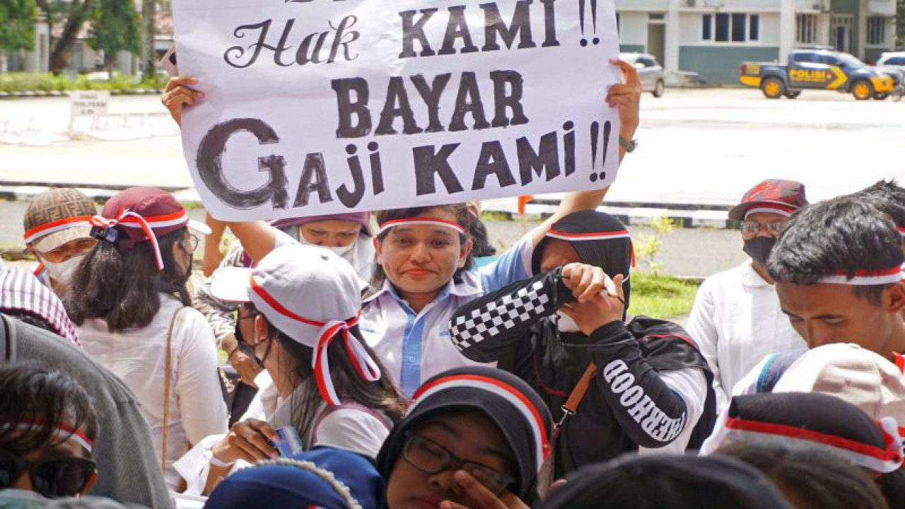 Ratusan guru Pegawai Pemerintah dengan Perjanjian Kerja (P3K) melakukan unjuk rasa di kantor Gubernur Provinsi Papua Barat Daya di Kota Sorong, Papua Barat Daya, Selasa (4/4/2023). ANTARA FOTO/Olha Mulalinda/foc