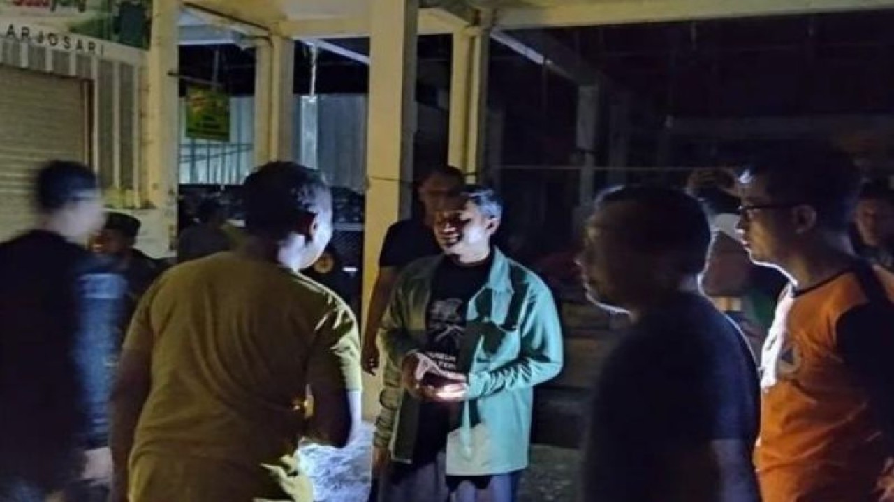 Bupati Pacitan Indrata Nur Bayuaji saat melihat langsung kondisi Pasar Arjosari yang terbakar. (ANTARA/HO - foto warga)