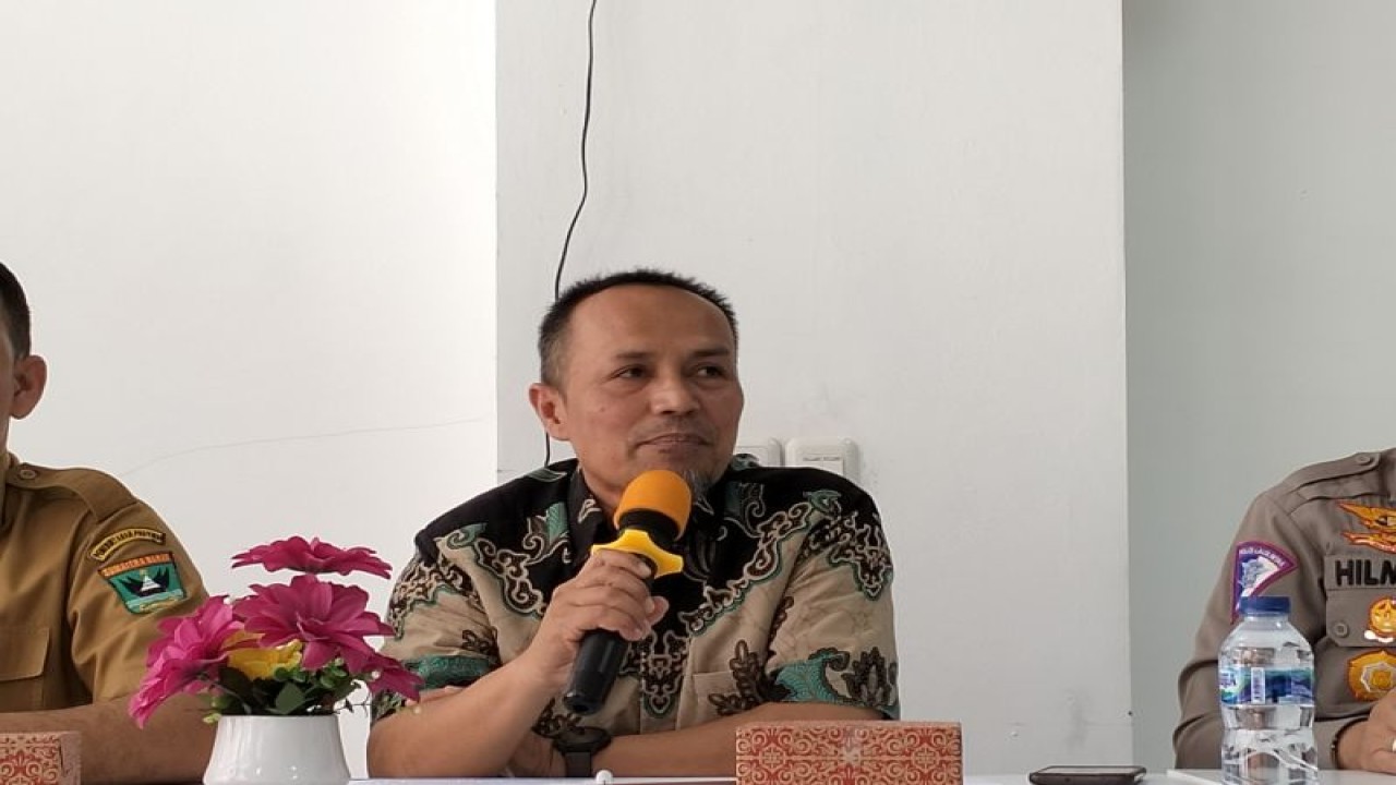 Pakar transportasi sekaligus Ketua Pusat Studi Transportasi Lembaga Penelitian dan Pengabdian Masyarakat Universitas Andalas (Unand) Sumatera Barat Yosritzal (tengah) memaparkan evaluasi penerapan one way di Padang, Selasa, (23/5). ANTARA/Muhammad Zulfikar.
