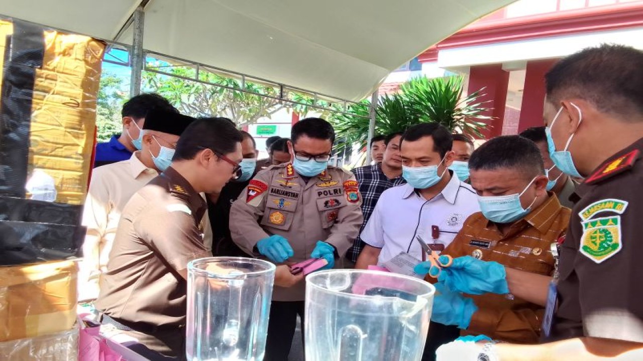 Kapolresta Palu, Kombes Pol Barliansyah bersama Wali Kota Palu Hadianto Rasyid (kedua kanan) memusnahkan barang bukti perkara tindak pidana umum di Palu, Kamis (11/5/2023). (ANTARA/Nur Amalia Amir)