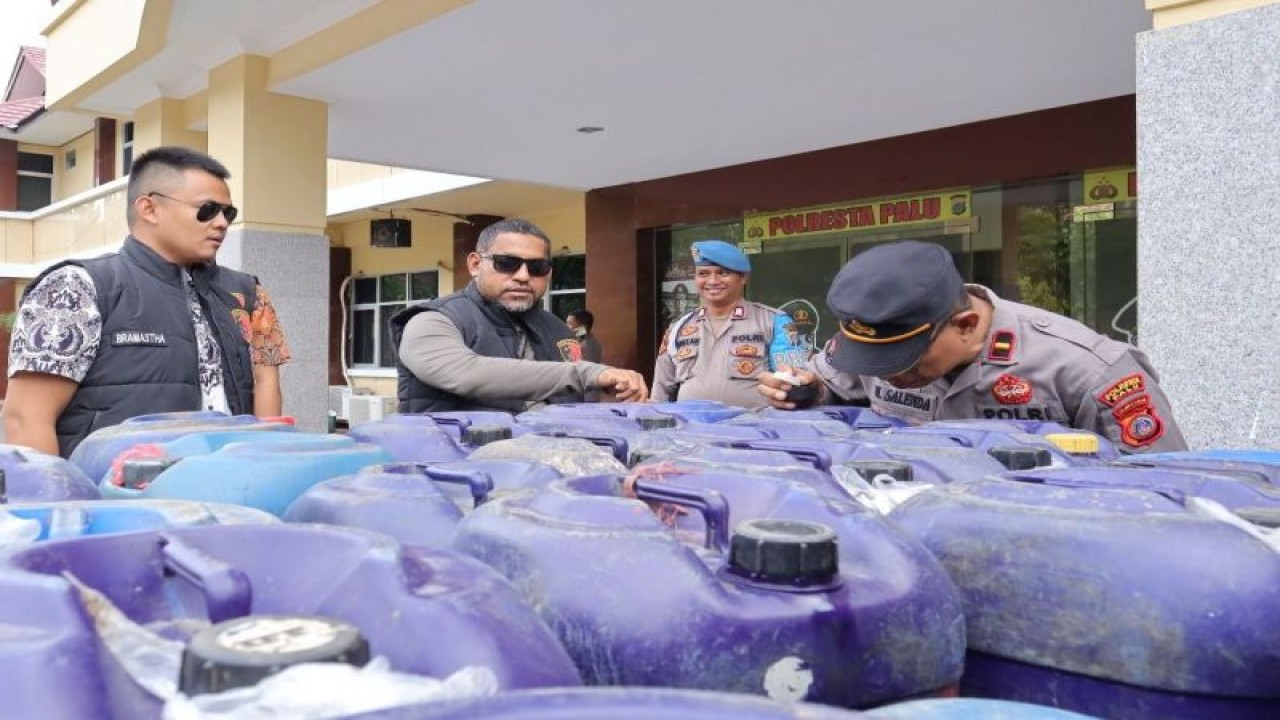 Barang bukti BBM yang diamankan Polresta Palu, Kamis (25/5/2023). (ANTARA/HO-Humas Polresta Palu)