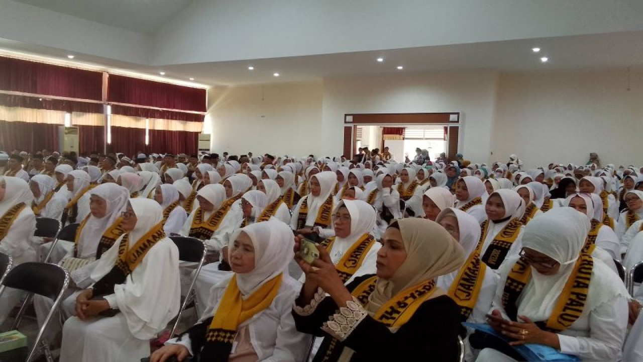 Ratusan jamaah haji asal Kota Palu mengikuti pelepasan jamaah haji tahun 2023 di Aula Asrama Haji Palu, Sulawesi Tengah, Selasa (30/5/2023). (ANTARA/Nur Amalia Amir)