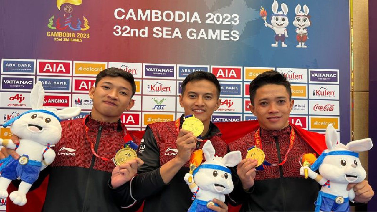 (Ki-ka) Rano Slamet Nugraha, Asep Yuldan Sani, dan Anggi Faisal Mubarok berpose usai meraih medali emas di cabor pencak silat nomor tim regu putra pada Minggu (7/5/2023). (ANTARA/Arnidhya Nur Zhafira)