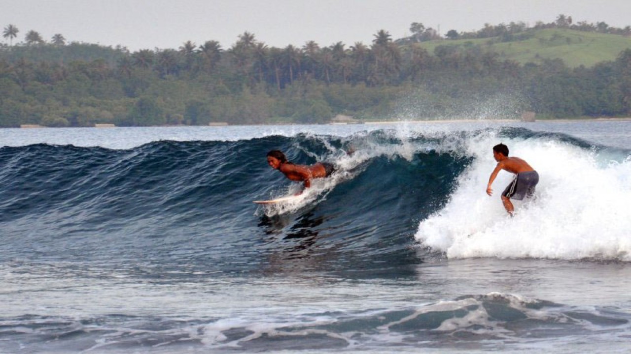 Para wisatawan mancanegara berselancar di Pantai Sorake, Teluk Dalam, Kabupaten Nias Selatan, Pantai Sorake yang terkenal dengan ombaknya yang tinggi itu merupakan salah satu tempat wisata berselancar terbaik di dunia bagi pencinta olahraga selancar. ANTARA FOTO/Septianda Perdana (ANTARA FOTO/SEPTIANDA PERDANA)