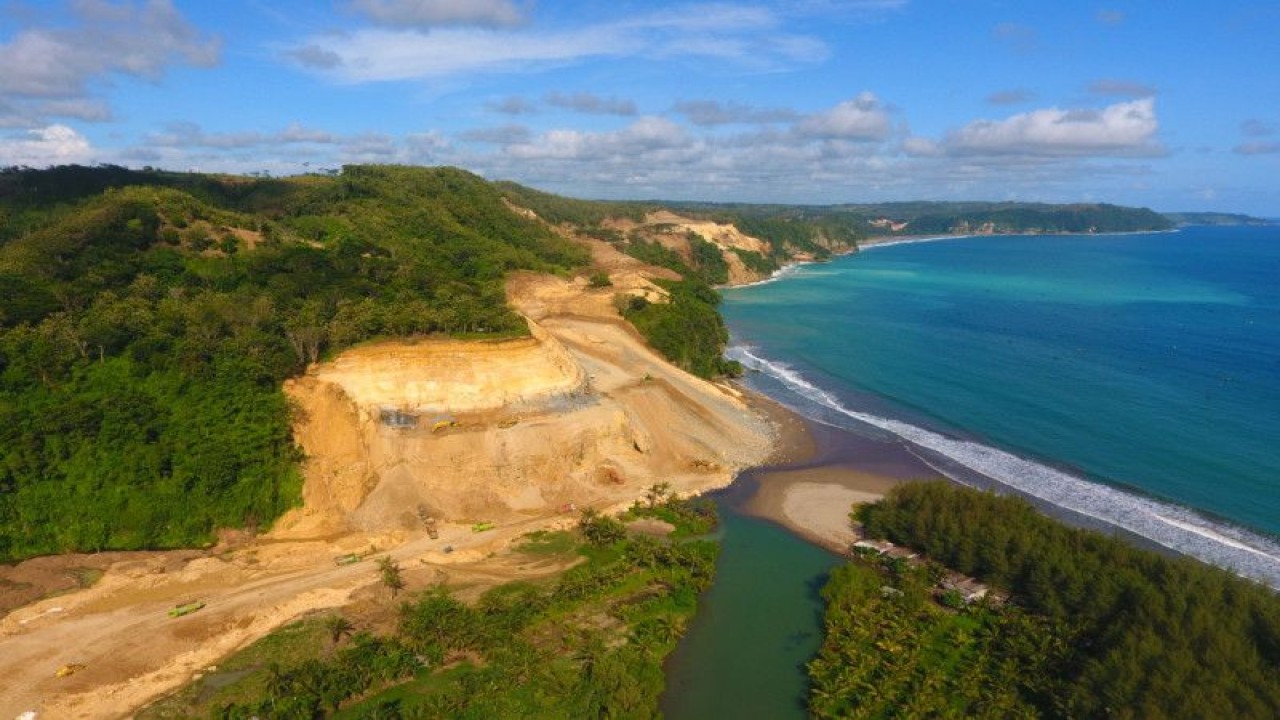 Pembangunan Jalan pantai selatan Jawa Timur ANTARA/HO Humas BBPJN Jatim-Bali